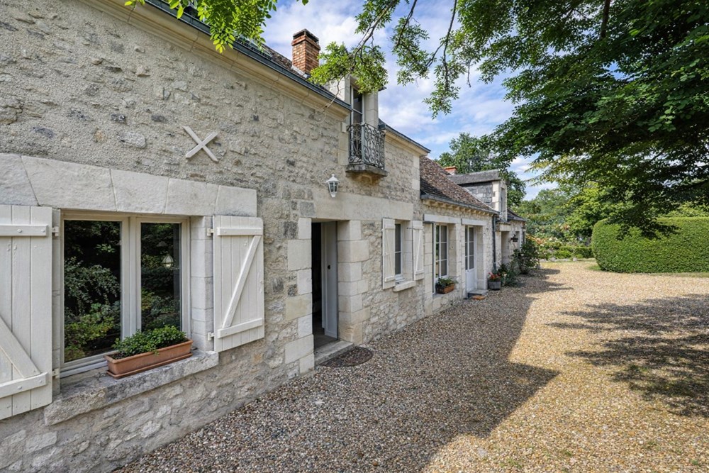 PROPRIETE DE 220 M² SUR 700 M² DE TERRAIN - 4/5 CHAMBRES - PISCINE - JARDIN ARBORE - POUR LES AMOUREUX DE L AUTHENTIQUE photo 4